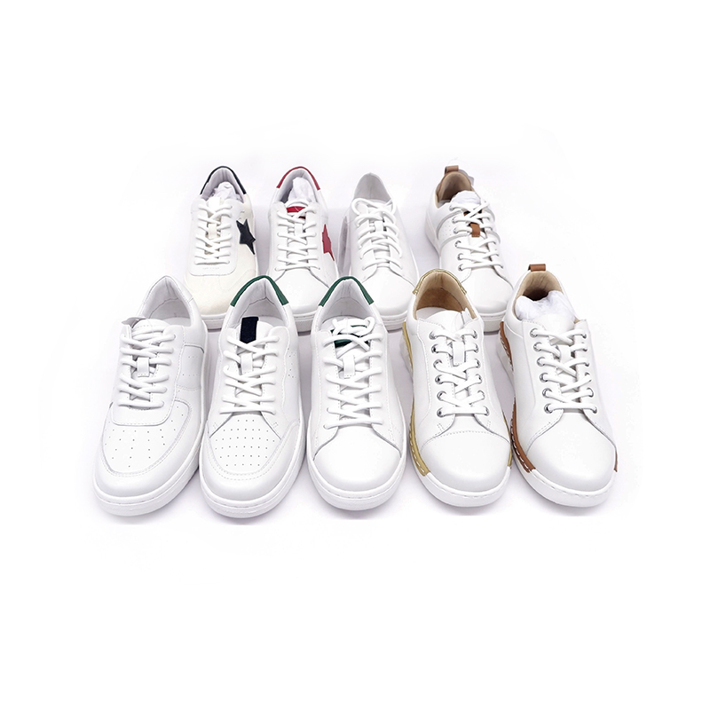 Trendikkäät pienet valkoiset kengät
